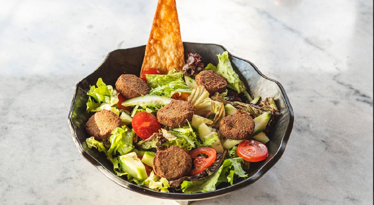 Falafelli Salata